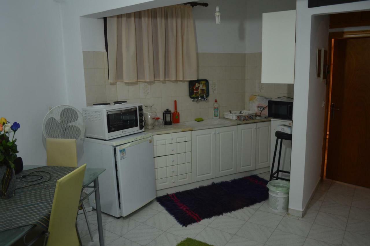 Apartment In The Center Of Aigio F Exteriör bild