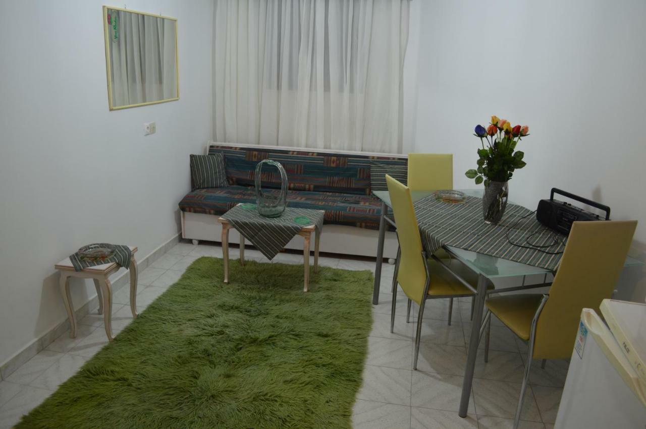 Apartment In The Center Of Aigio F Exteriör bild